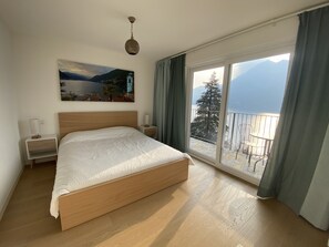 3 bedrooms, travel cot, WiFi, bed sheets