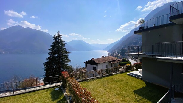 Ein Wohngebiet mit Blick auf einen See und Berge.