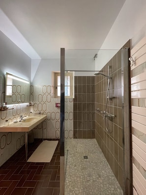 Shower, hair dryer, towels, toilet paper - FAMILY HOME IN THE PERIGORD NOIR (Vezac)