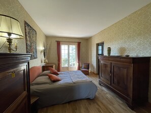 3 chambres, bureau, fer et planche à repasser, lit parapluie