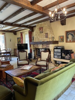 TV, caminetto, libri, stampante