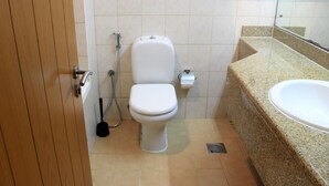 A bathroom with a toilet, a sink, and a shower. - KSLV - Furnished Studio (Dubai)