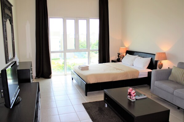 Studio | Wohnbereich | 44-Zoll-LED-Fernseher mit Satellitenempfang, Fernseher