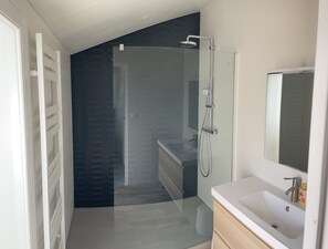 Bathtub, hair dryer, towels