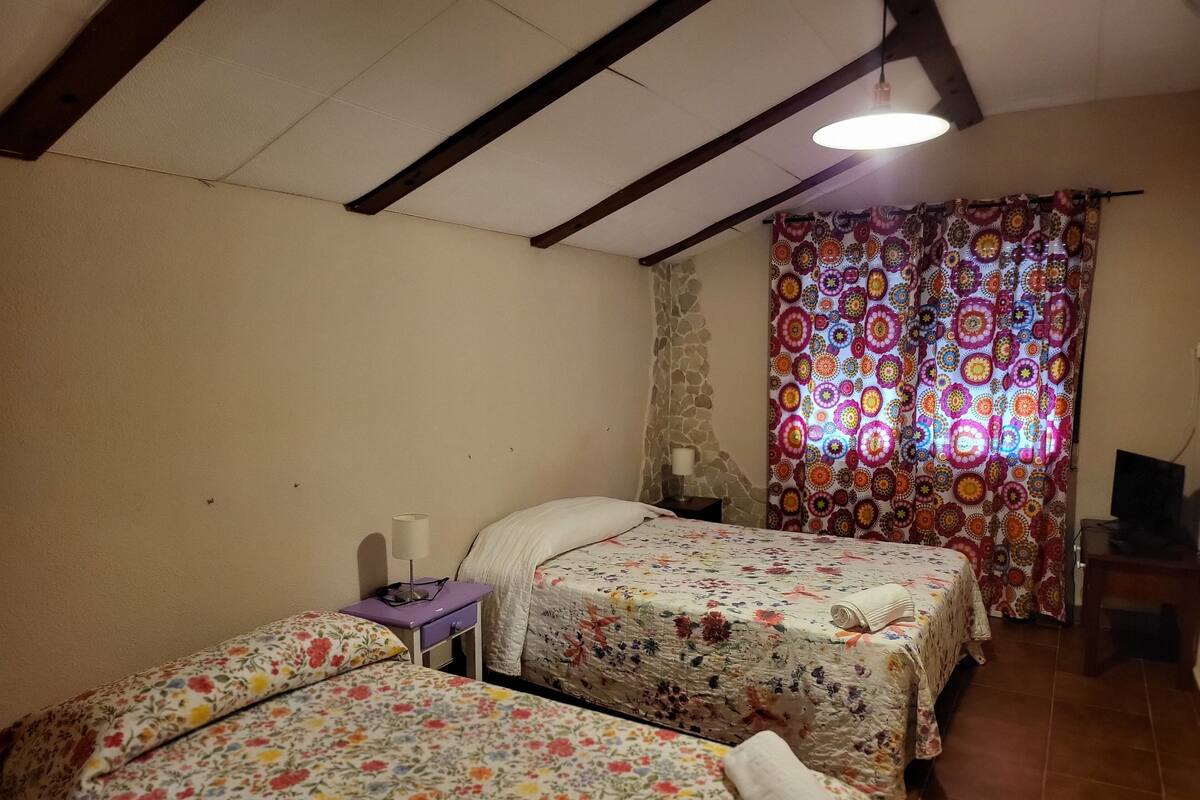 Standard-Dreibettzimmer | Schreibtisch, kostenloses WLAN, Bettwäsche