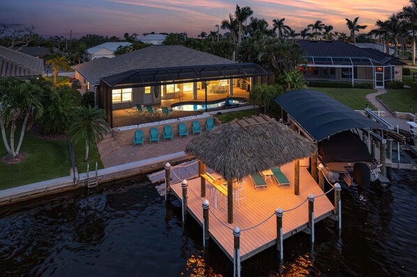 Terrace/patio - Wave HELLO!! Amazing home w/ Dock & Tiki Hut, kayaks & Pool - Villa Bluewave Bay - Roelens (Cape Coral)