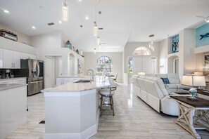 Interior - Wave HELLO!! Amazing home w/ Dock & Tiki Hut, kayaks & Pool - Villa Bluewave Bay - Roelens (Cape Coral)