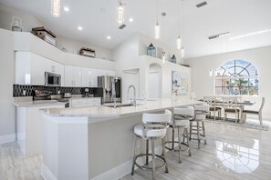 Fridge, microwave, oven, stovetop - Wave HELLO!! Amazing home w/ Dock & Tiki Hut, kayaks & Pool - Villa Bluewave Bay - Roelens (Cape Coral)