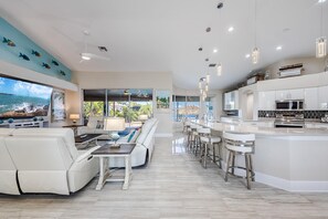 Fridge, microwave, oven, stovetop - Wave HELLO!! Amazing home w/ Dock & Tiki Hut, kayaks & Pool - Villa Bluewave Bay - Roelens (Cape Coral)