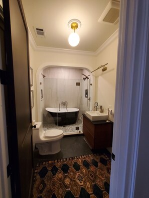 Badewanne, Haartrockner, Handtücher, Toilettenpapier