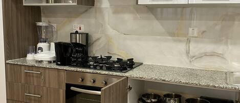 ثلاجة، ميكروويف، فرن، موقد طهي مسطح