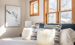 5 bedrooms, iron/ironing board, WiFi, bed sheets