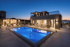 Outdoor pool, a heated pool - Imperium Lux Villa Esperia★100m to sea★Heated Pool★Gym★Sauna & Jacuzzi (Chania)