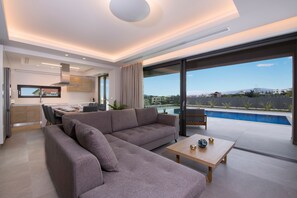 Smart TV, fireplace, video games, ping pong - Imperium Lux Villa Esperia★100m to sea★Heated Pool★Gym★Sauna & Jacuzzi (Chania)