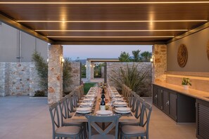 Outdoor dining - Imperium Lux Villa Esperia★100m to sea★Heated Pool★Gym★Sauna & Jacuzzi (Chania)