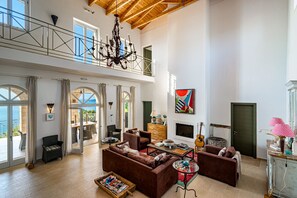 Kamin, Bücher, Stereoanlage