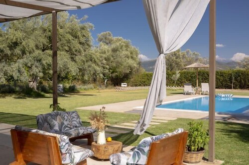Secluded Villa Asprolià with salt water pool & large garden, close to town.
