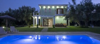 Secluded Villa Asprolià with salt water pool & large garden, close to town.