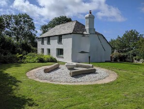 Property grounds - Country Cottage with Hot tub - perfect Cornish escape (Holsworthy)