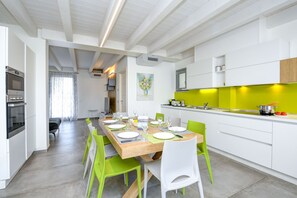 Geladeira, micro-ondas, fogão, lava-louças