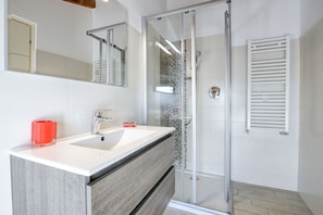 Shower, hair dryer, bidet, towels - Borgo Gasparina A26 (Castelnuovo del Garda)