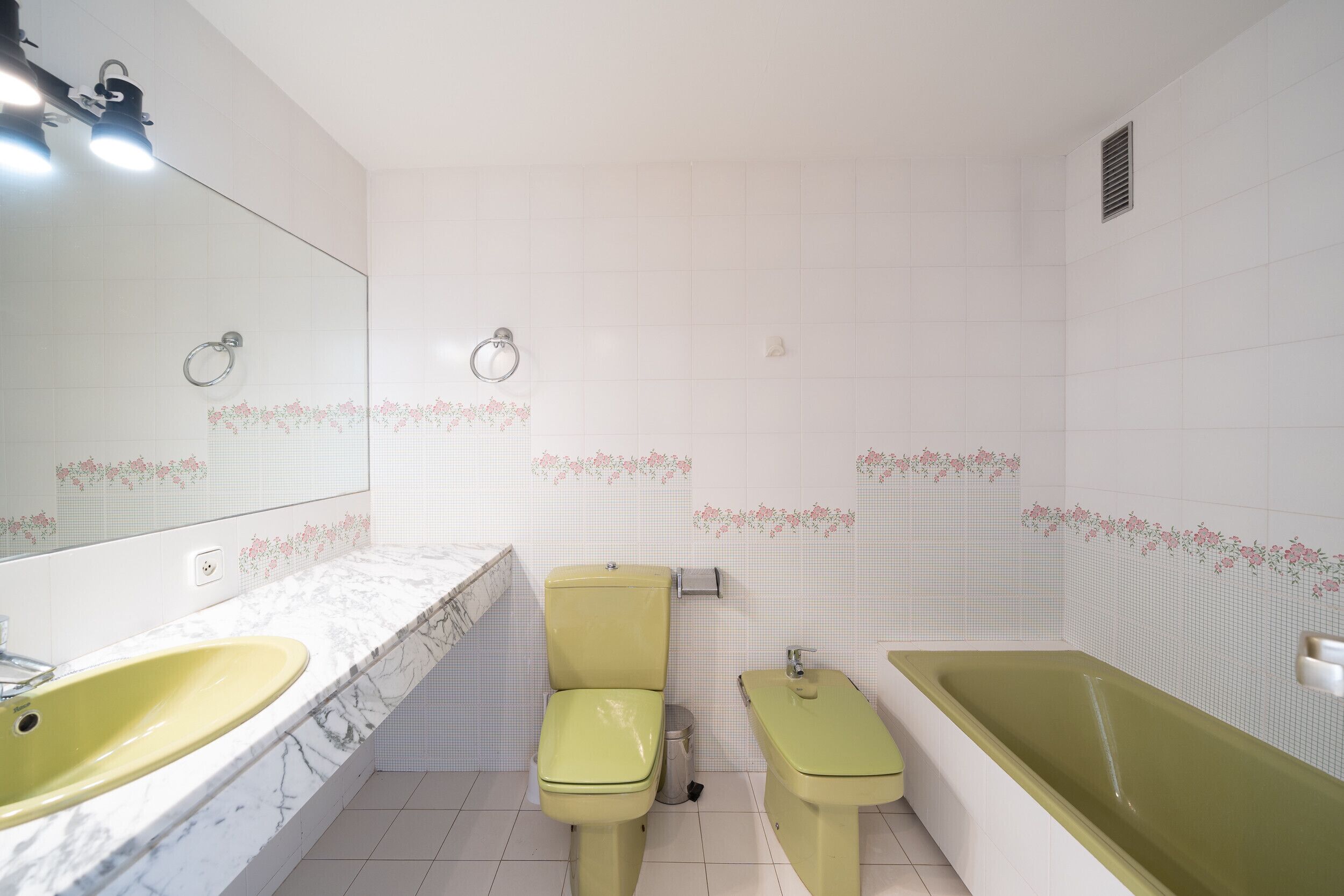 Bathtub, hair dryer, towels