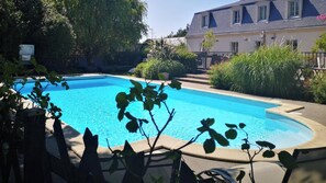 Piscine extérieure en saison