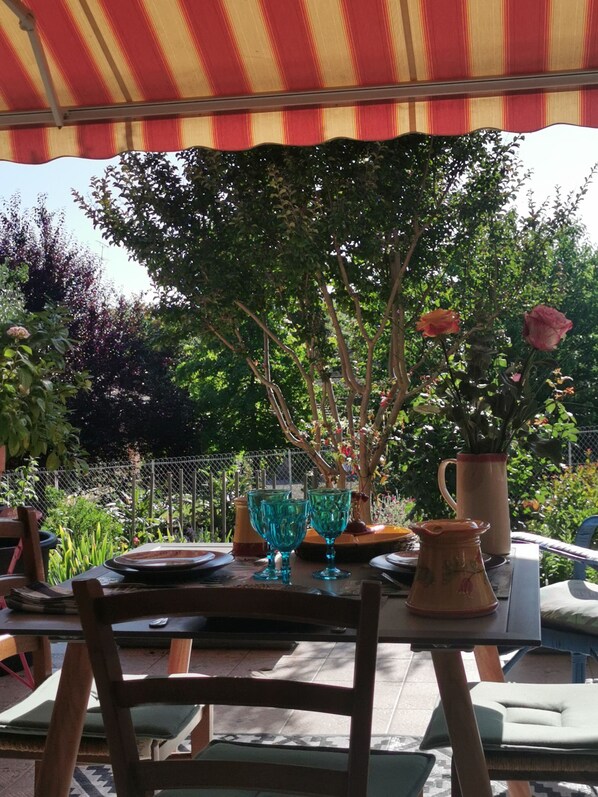 Outdoor dining - Two single rooms converted into a family suite 5 minutes from the town center (Salies-du-Salat)