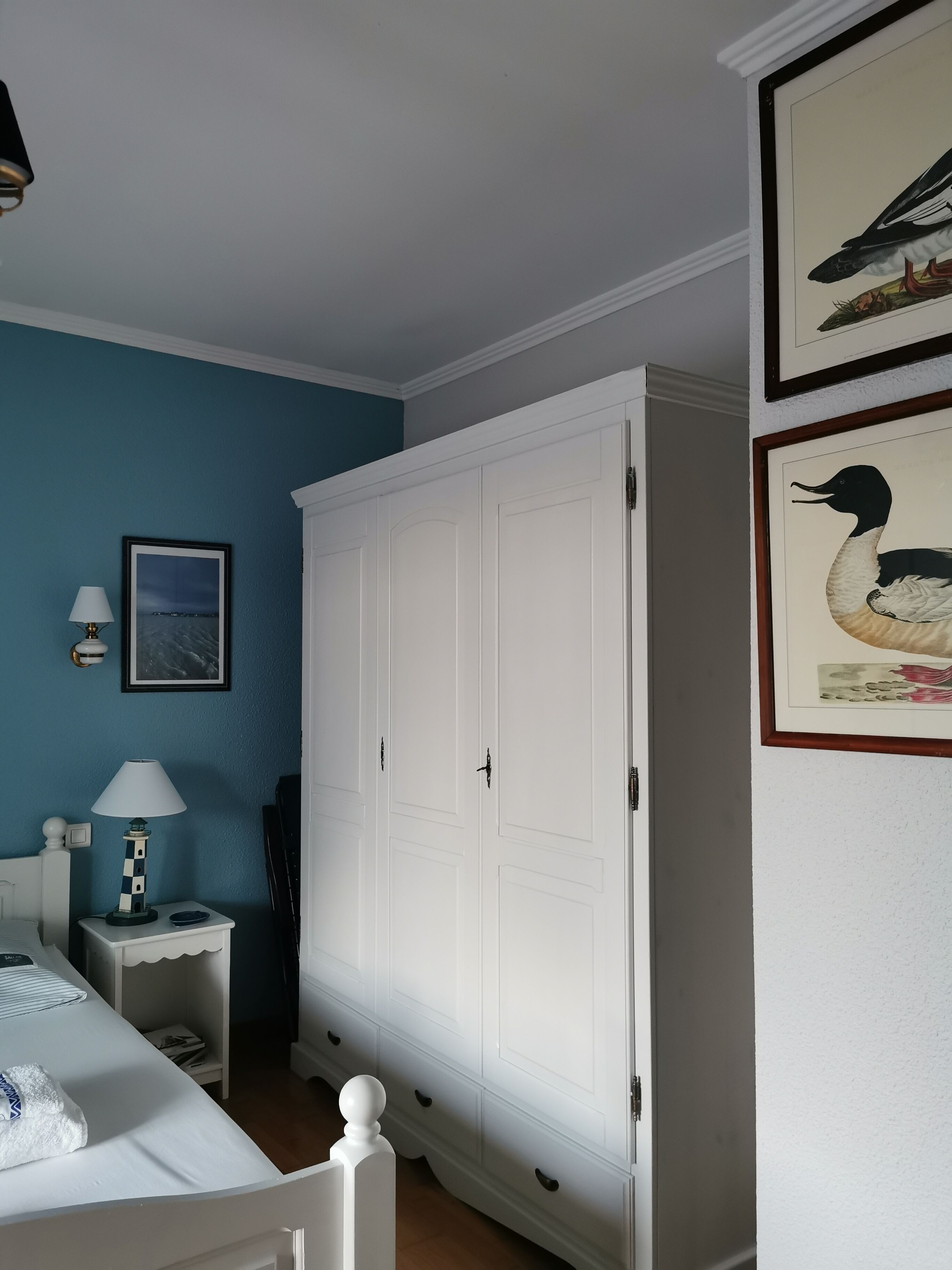 2 dormitorios, escritorio, tabla de planchar con plancha y cuna de viaje