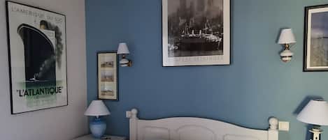 2 slaapkamers, een bureau, een strijkplank/strijkijzer, reisbedje