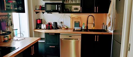 Kühlschrank, Mikrowelle, Ofen, Herdplatte