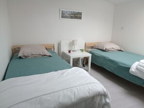 5 makuuhuonetta, työpöytä, silitysrauta/-lauta, vauvan matkasänky