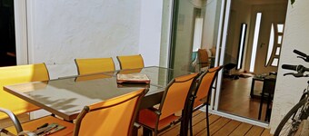 7-ROOM HOUSE WITH PATIO. DOWNTOWN.