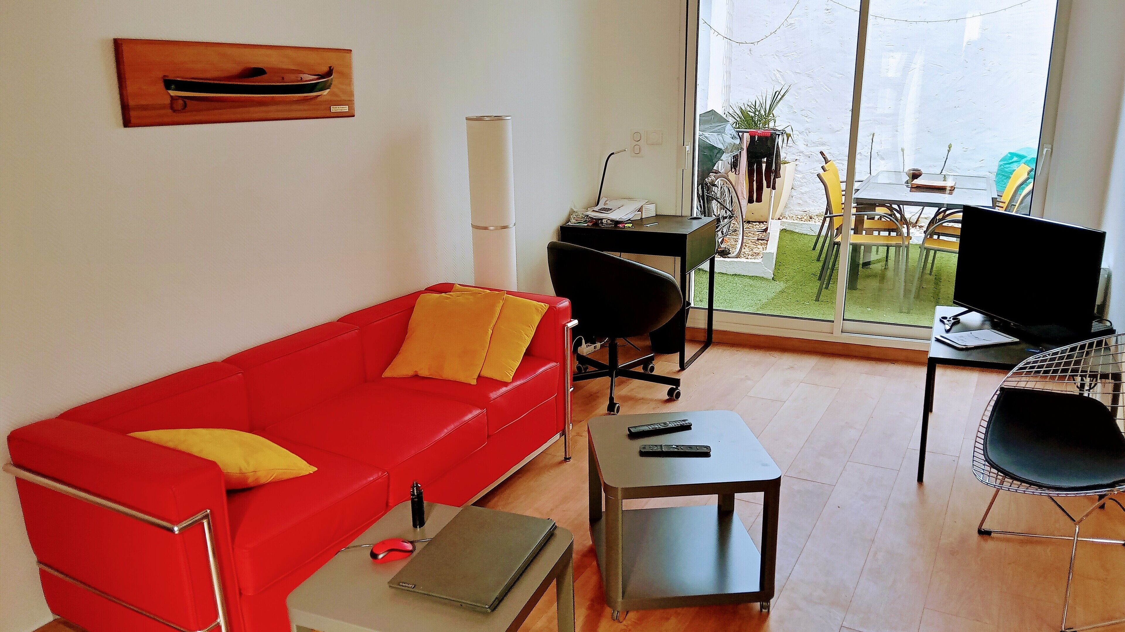 5-ROOM HOUSE WITH PATIO. NEAR DOWNTOWN.