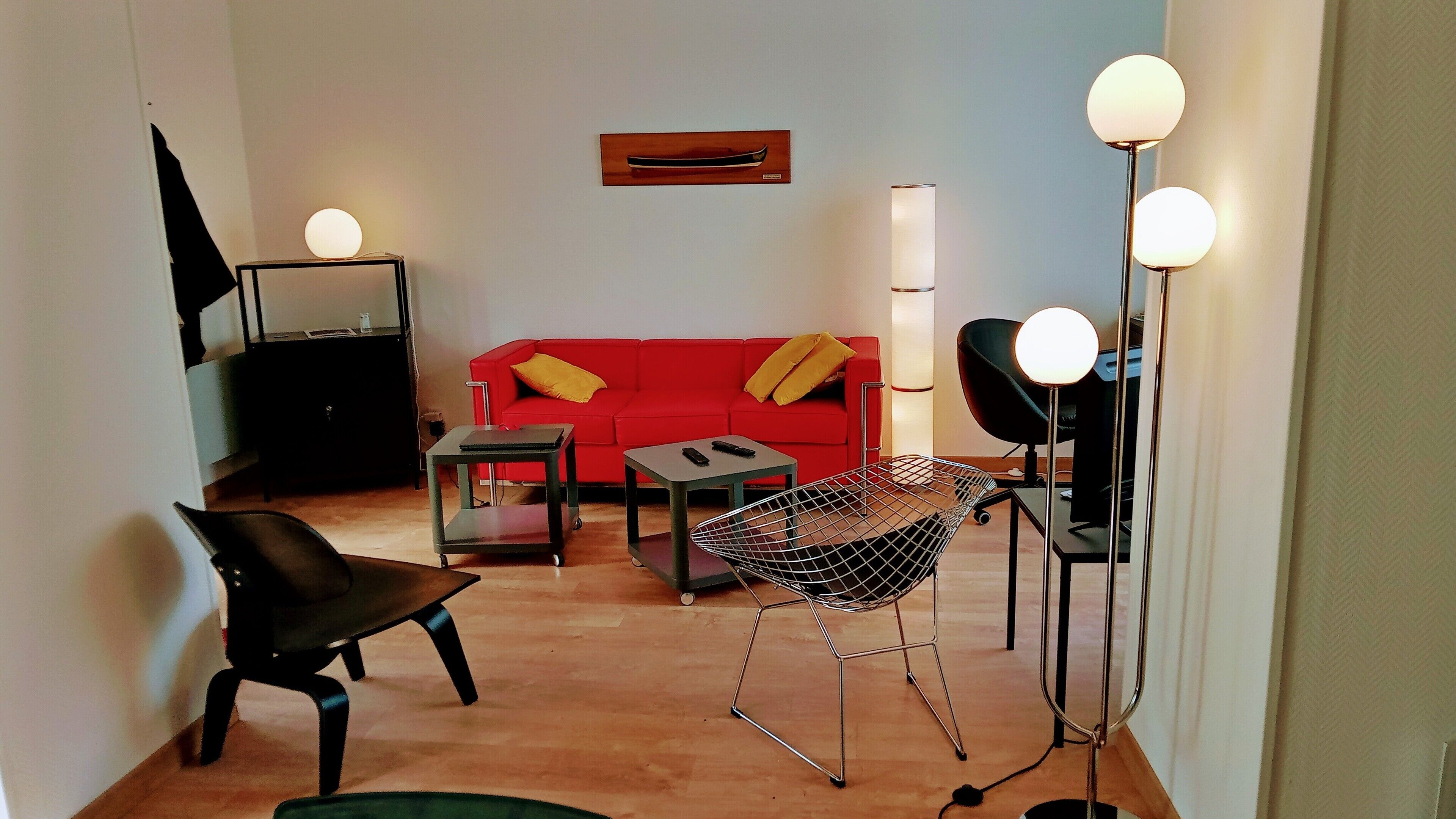 5-ROOM HOUSE WITH PATIO. NEAR DOWNTOWN.