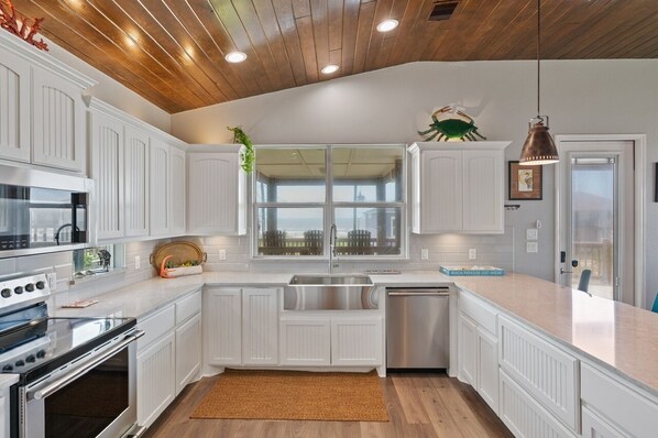 House, 3 Bedrooms | Private kitchen | Fridge, coffee/tea maker, toaster