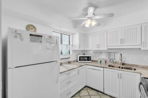 コンドミニアム 1 ベッドルーム | 専用キッチン | 冷蔵庫、電子レンジ、コンロ、食器洗い機