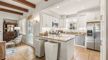 Condo, 3 Bedrooms | Private kitchen | Fridge, oven, coffee/tea maker, toaster