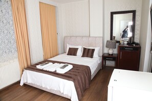 Ropa de cama de alta calidad, artículos del minibar gratis y escritorio 
