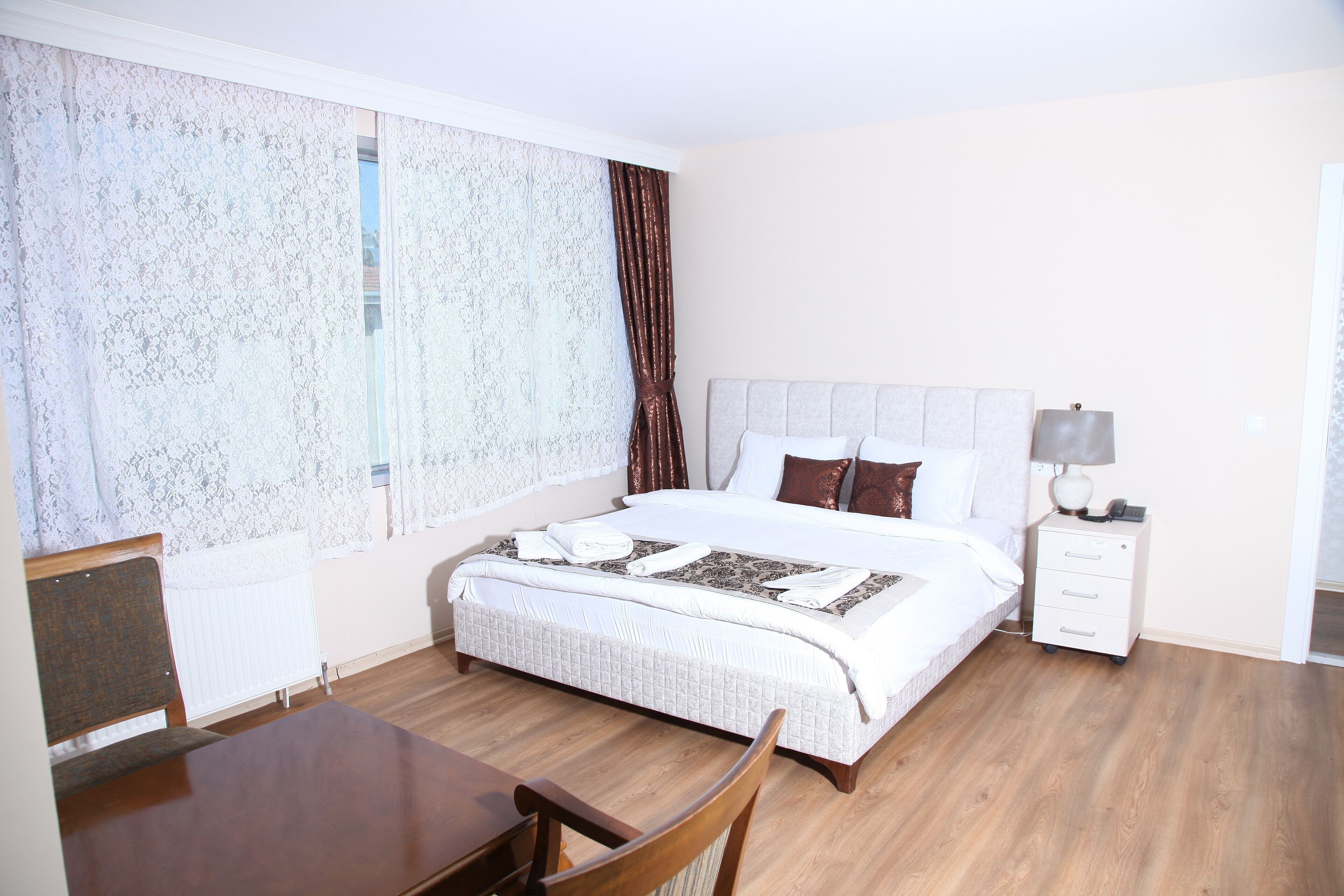 Family Quadruple Room | Peralatan tempat tidur premium, item bar mini percuma, meja 