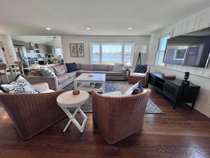 Televisión y chimenea