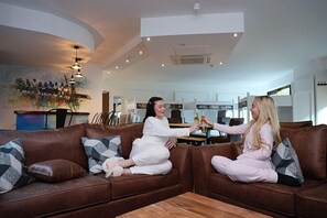 ห้องซูพีเรียสตูดิโอสวีท | ห้องเก็บเสียง, เตารีด/โต๊ะรีดผ้า, Wi-Fi ฟรี, ผ้าปูที่นอน