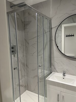 Superior Apartment | Bathroom | Shower, towels - The Bling Hotel by UStay (Liverpool)