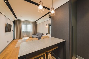 标准套房 | 起居区 | 42-英寸智能电视 （配备数码频道）、电视