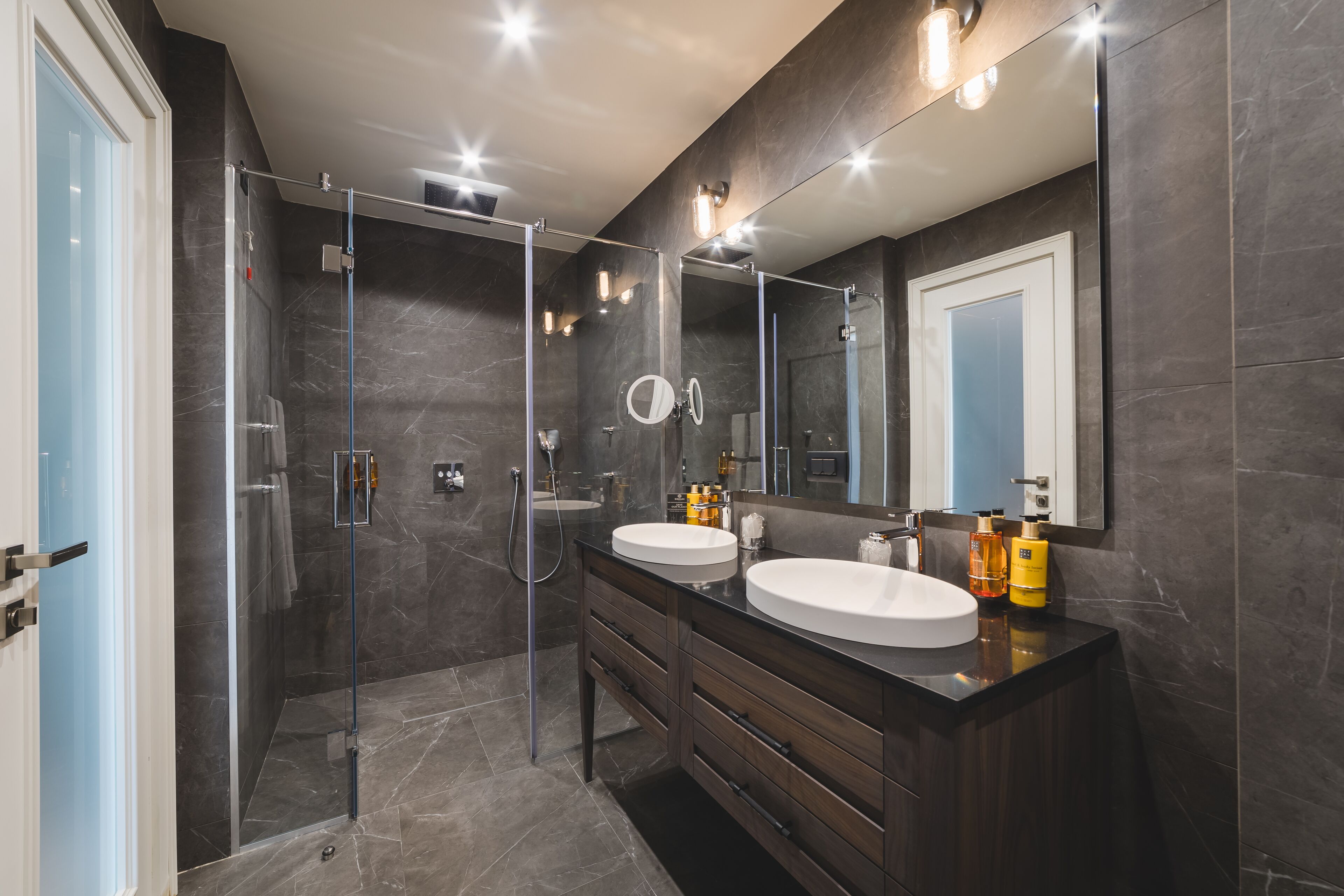 executive suite, 1 king bed with sofa bed | bathroom | shower, rainfall showerhead, designer toiletries, hair dryer