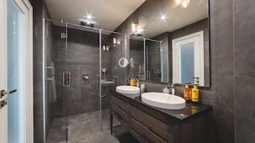Executive-suite - 1 kingsize-seng med sovesofa | Badeværelse | Bruser, brusehoved med spredningseffekt, designertoiletartikler