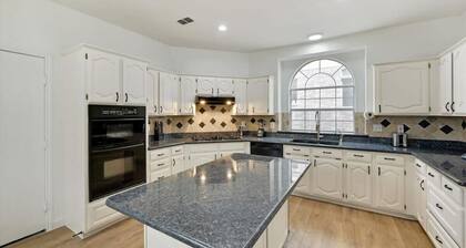 5 Bedrooms, Backyard Oasis - Groups Welcome!