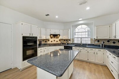 5 Bedrooms, Backyard Oasis - Groups Welcome!