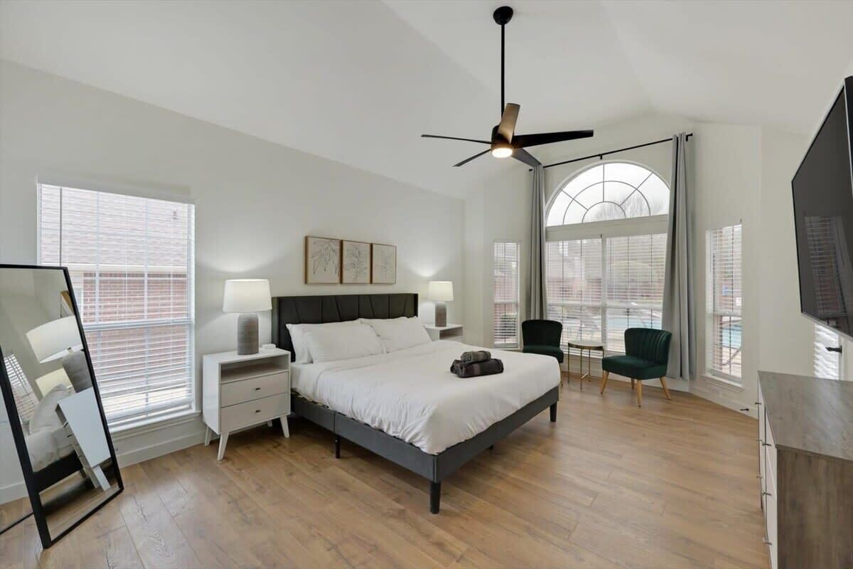 5 bedrooms, desk, iron/ironing board, WiFi