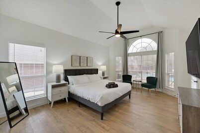 5 Bedrooms, Backyard Oasis - Groups Welcome!